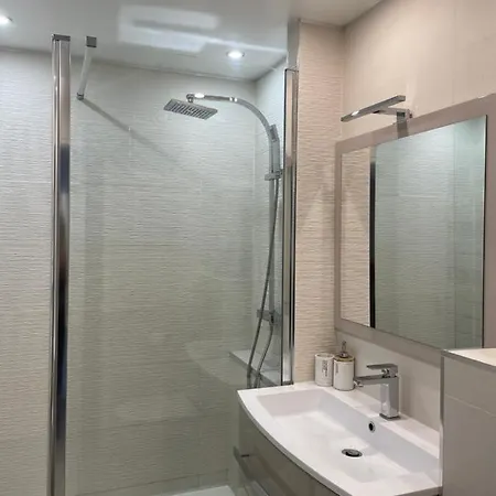 Apartament Neuf Pres De La *